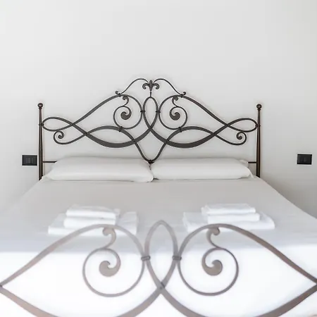 Giano Host - Gozzano, Simple Pleasures * ジェノヴァ