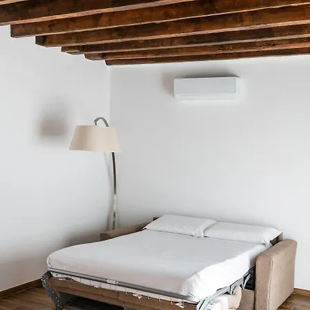 Giano Host - Gozzano, Simple Pleasures ジェノヴァ